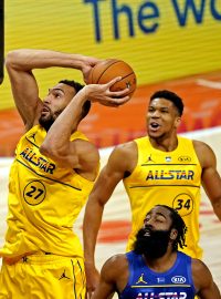 Rudy Gobert z týmu LeBrona Jamese smečuje v Utkání hvězd. Přihlíží jeho spoluhráč Janis Adetokunbo a James Harden z týmu Kevina Duranta