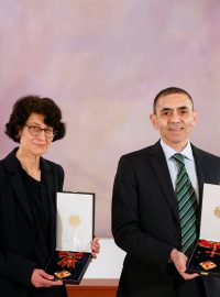 Özlem Türeciová a Ugur Sahin, zakladatelé firmy BioNTech, přebírají německé státní vyznamenání.