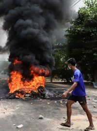 V Barmě panuje chaos od únorového převratu, kdy armáda svrhla civilní vládu. Při krvavém potlačování následných protestů již podle barmské neziskové organizace AAPP zemřelo nejméně 521 lidí z řad civilního obyvatelstva