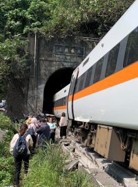 Vlak vykolejil v tunelu severně od města Hualien