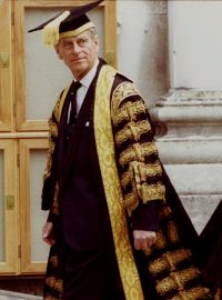 Princ Philip během předávání čestných doktorátů na univerzitě v Cambridge v roce 1994