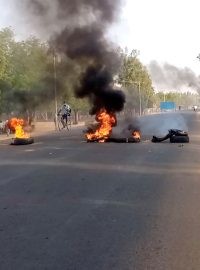 Africký Čad má za sebou další krvavé protesty, a to jen den po jmenování nového premiéra. Obyvatelé v úterý znovu vyšli do ulic a protestovali proti vojenské radě