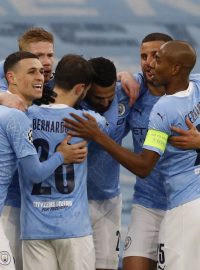 Fotbalisté Manchesteru City se radují z gólu do sítě soupeře