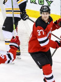 Útočník New Jersey Devils Pavel Zacha (s číslem 37) slaví vítězný gól v prodloužení