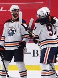 Hráči Edmontonu slaví výhru nad Canadians