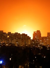 V Tel Avivu se ve středu brzy ráno znovu rozezněly sirény, podle izraelské armády je město opět pod palbou raket vyslaných z palestinského Pásma Gazy. Skupina Hamás předtím oznámila, že k Izraeli vysílá přes 200 raket v odpověď na izraelské nálety na obytné domy, napsala agentura AFP. Ve městě Lod na předměstí Tel Avivu propukly nepokoje ze strany arabské menšiny. Uvedla to tamní policie, podle které při pádu raket zemřeli dva lidé