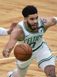 Jayson Tatum uniká bránícímu Russellu Westbrookovi