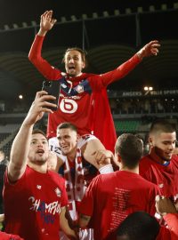 Hráči Lille slaví zisk mistrovského titulu.