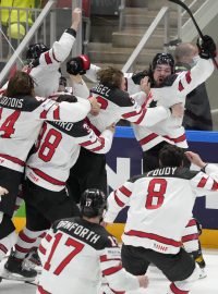 Hokejisté Kanady slaví vítězný gól ve finále.