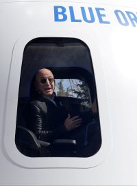 Jeff Bezos v kaspli společnosti Blue Origin