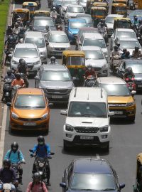 Do indických měst se vrací typické dopravní zácpy, chaos a ulice jsou přelidněné