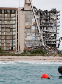 Vyšetřování zhroucení budovy v městečku Surfside má podle Reuters zahájit americký Národní institut pro standardy a technologie.