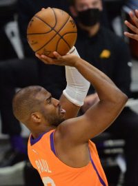 Chris Paul (vlevo) střílí trojku přes bránícího Marcuse Morrise