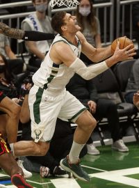 Nejlepším střelcem pátého zápasu semifinále mezi Milwaukee a Atlantou byl Brook Lopez, který si 33 body vytvořil osobní maximum v play-off