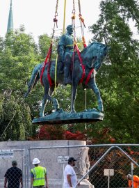 Odstraňování kontroverzní sochy v Charlotteswille.