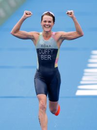 Triatlonistka Flora Duffyová v cíli olympijského závodu
