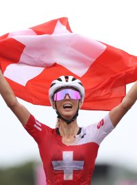 Švýcarka Jolanda Neffová v cíli olympijského závodu