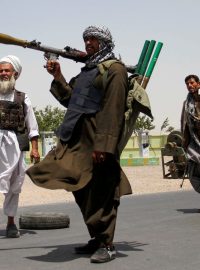 Tálibán obklíčil tři afghánské provinční metropole - Kandahár, Laškargáh a Herát