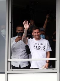 Lionel Messi zdraví fanoušky v Paříži.