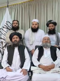 Starší člen Tálibánu Mullah Baradar Akhund natáčí video prohlášení.