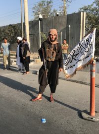 Člen Tálibánu stojí před ministerstvem vnitra v Kábulu.
