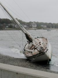 Loď vyplavená na břeh během bouře Henri v Rhode Islandu