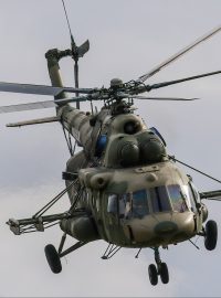 Ruské vrtulníky Mi-8 and Kamov Ka-52 během přehlídky ruské armády v srpnu 2021
