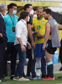 Lionel Messi a Neymar diskutující s pracovníky zdravotního úřadu