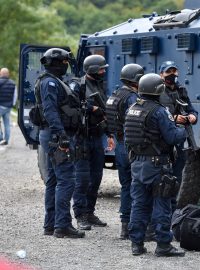 Srbští policisté na hranicích po zavedení vyhlášky o poznávacích značkách