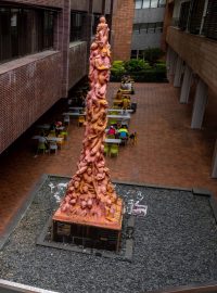 socha s názvem Sloup hanby v Hongkongu, kterou se univerzita rozhodla odstranit