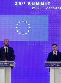 Ukrajinský prezident Volodymyr Zelenskyj (uprostřed), šéfka Evropské komise Ursula von der Leyenová a předseda Evropské rady Charles Michel