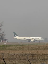 Letadlo společnosti Pakistan International Airlines na letišti v Islámábádu