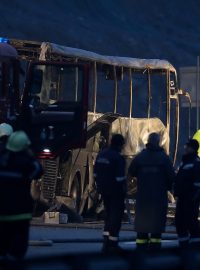 Nejméně 45 lidí, včetně 12 dětí, přišlo o život při nehodě autobusu ze Severní Makedonie, který v úterý časně ráno havaroval na dálnici na jihozápadě Bulharska