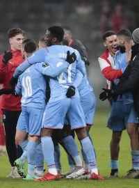 Fotbalisté Slavie slaví výhru v Konferenční lize