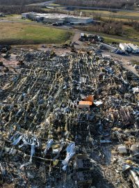 V desetitisícovém městečku Mayfield, které stálo přímo v dráze tornáda, záchranáři prohledávají ruiny továrny, kde se vyráběly svíčky. Ze zhruba 110 lidí, kteří byli v době katastrofy na místě, se podařilo zachránit 40