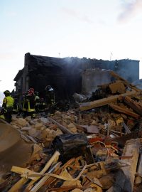Italští záchranáři v troskách obytného domu v sicilském městě Ravanusa, který se zřítil v důsledku výbuchu zemního plynu, v neděli našli dva mrtvé