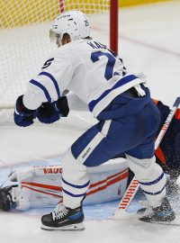 Hokejový útočník Ondřej Kaše pomohl v NHL dvěma asistencemi k výhře Toronta 5:1 v Edmontonu a bodoval v pátém utkání za sebou (3+4)