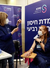Izrael jako první na světě umožní lidem s oslabenou imunitou čtvrtou dávku očkování proti koronaviru