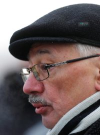 Oleg Orlov ze správní rady ruské nevládní organizace Memorial mluví s novináři před budovou Městského soudu v Moskvě. Ten 29. prosince nařídil uzavřit Lidskoprávní centrum Memorial