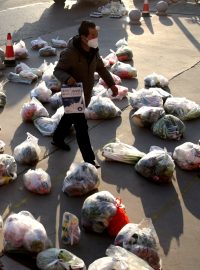 Jídlo připravené k dodání obyvatelům čínského města Si-an těsně před koncem loňského roku
