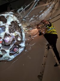 V atriu pavilonu připravují zavěšení jedné z hlavních instalací českého pavilonu, obrovské skleněné plastiky od českého designéra Maxima Velčovského, nazvané Zlatý déšť