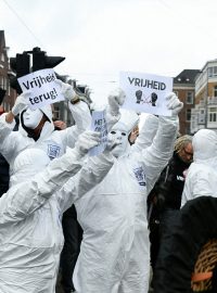 Demonstrující proti koronavirovým opatřením v Amsterodamu