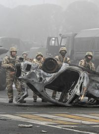 Ozbrojenci na hlavním náměstí v kazašském Almaty