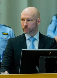 Norský terorista Anders Behring Breivik deset let po vraždě 77 lidí žádá o podmínečné propuštění