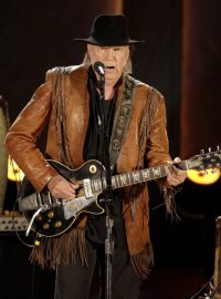 Kanadský písničkář Neil Young na snímku z roku 2015