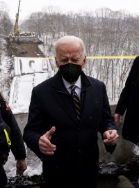 Prezident Biden a za ním zřícený most