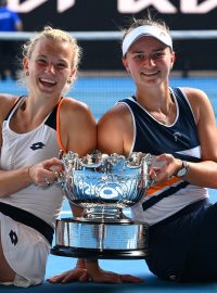 Kateřina Siniaková a Barbora Krejčíková s trofejí pro vítěze Australian Open