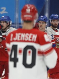 Zklamaní čeští hokejisté po souboji s Dánskem