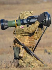 Ukrajina vzdoruje agresorovi nejen díky odhodlání svých vojáků i běžných lidí, ale také díky dodávkám moderních západních zbraní, například protitankových střel Javelin.
