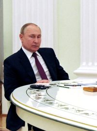 Vladimir Putin u dlouhého bílého stolu